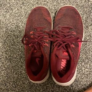 NIKE maroon tennis shoes